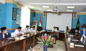 Bersama Tokoh Agama dan Polres Natuna Hamid Rizal membahas penanganan Covid-19