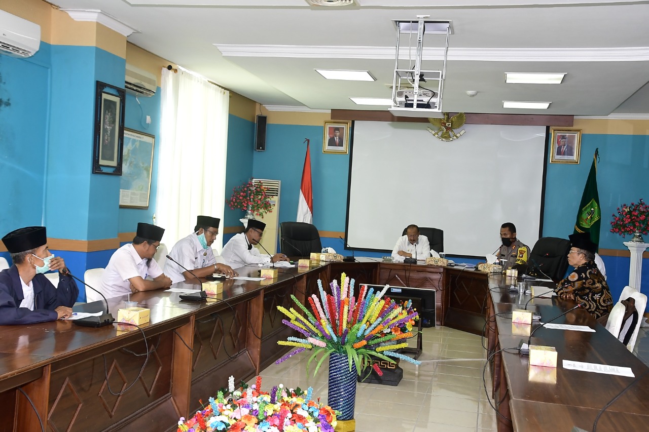 Bersama Tokoh Agama dan Polres Natuna Hamid Rizal membahas penanganan Covid-19