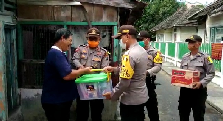 Kurangi Beban Ekonomi Warga Dampak Pandemi Covid-19, Polres Tanjungpinang Kembali Bagikan Sembako Kurangi Beban Ekonomi Warga Dampak Pandemi Covid-19, Polres Tanjungpinang Kembali Bagikan Sembako