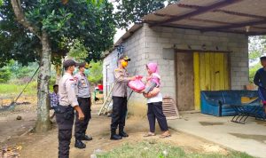 Kapolres Bintan Pimpin Langsung Pemberian Tali Asih Berupa Sembako ke Masyarakat Kapolres Bintan Pimpin Langsung Pemberian Tali Asih Berupa Sembako ke Masyarakat