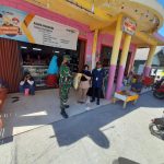 Babinsa Pos Subi, Dampingi Dinsos Kecamatan Salurkan Bantuan Kepada Warga Kurang Mampu