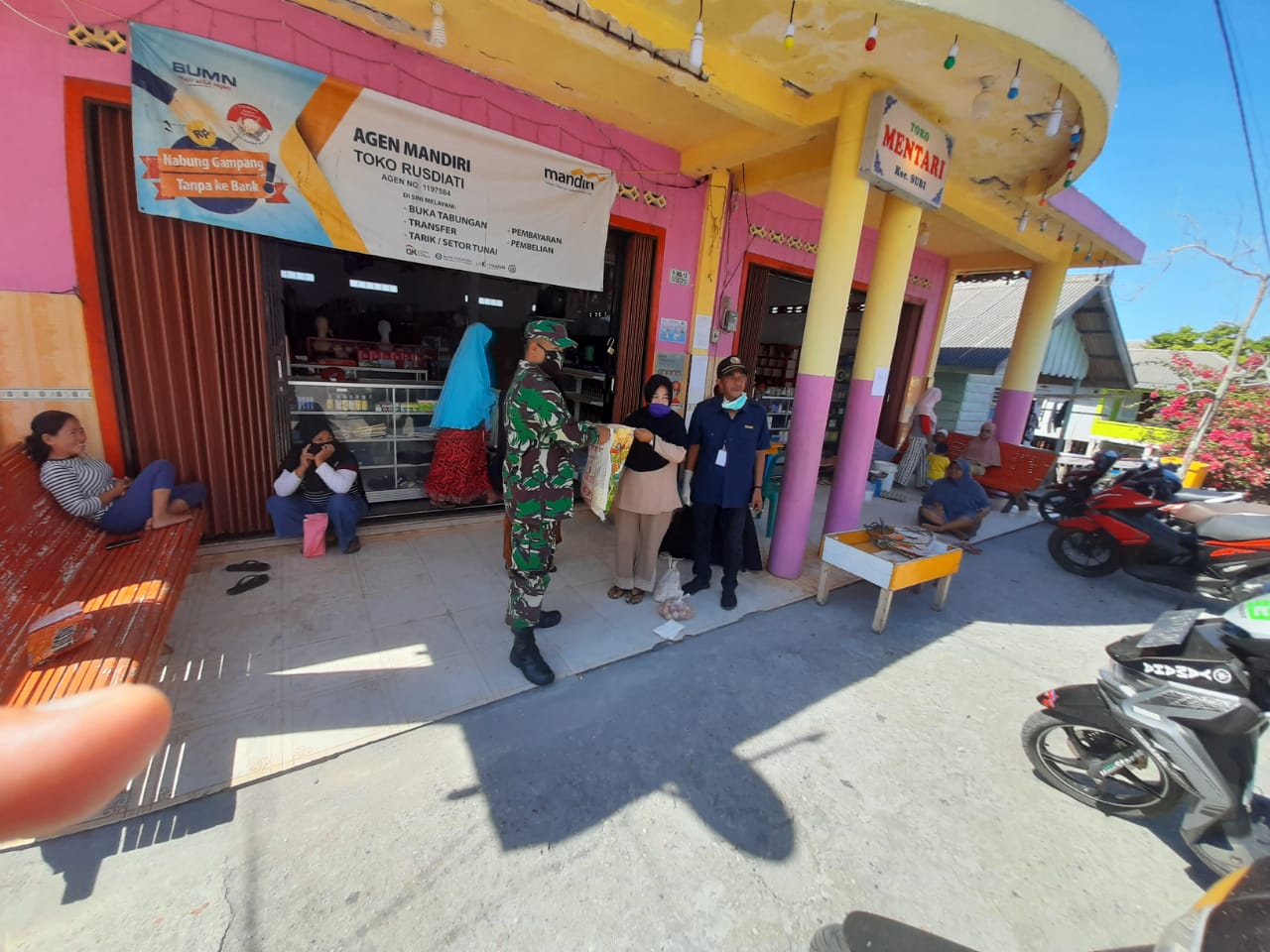 Babinsa Pos Subi, Dampingi Dinsos Kecamatan Salurkan Bantuan Kepada Warga Kurang Mampu Babinsa Pos Subi, Dampingi Dinsos Kecamatan Salurkan Bantuan Kepada Warga Kurang Mampu