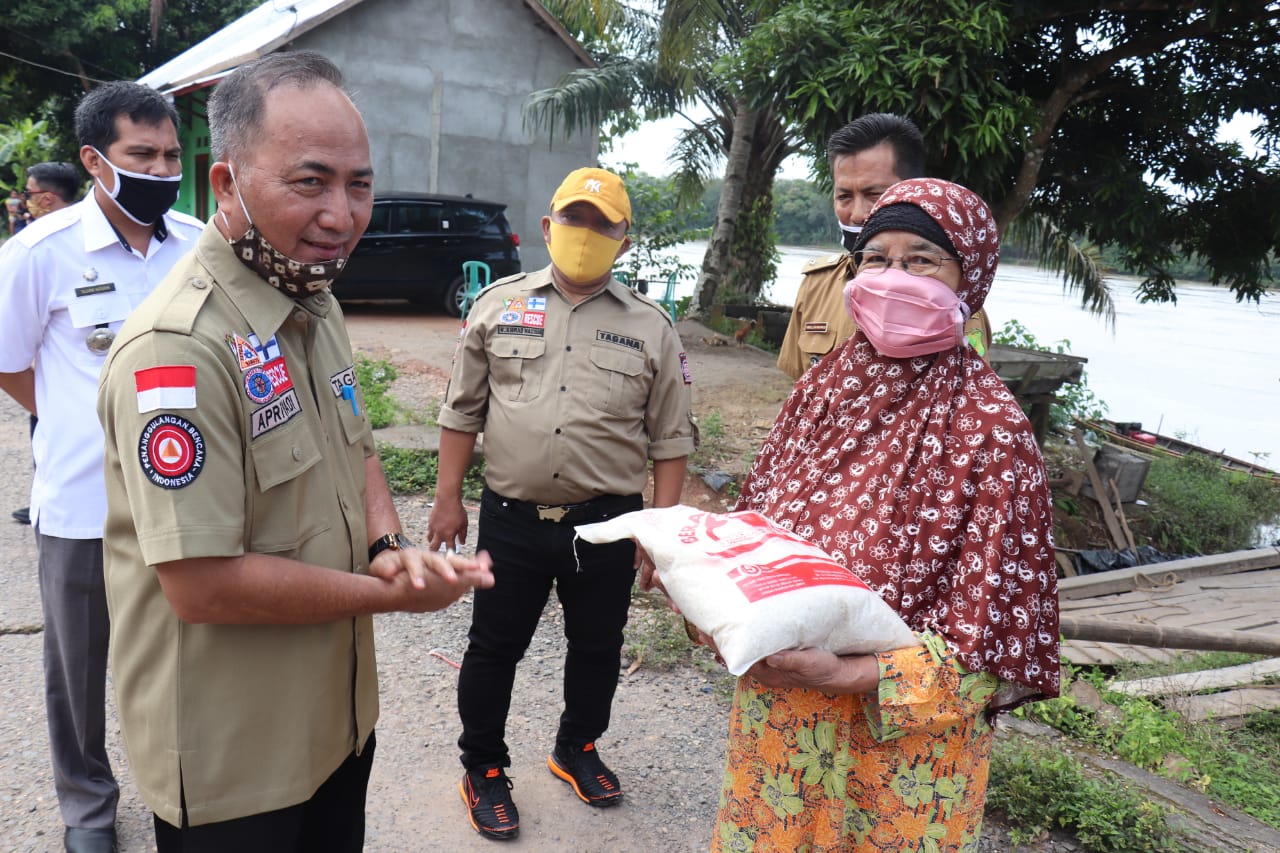 Pemkab Muba Turunkan 1 Ton Bantuan Beras ke Kecamatan Lawang Wetan