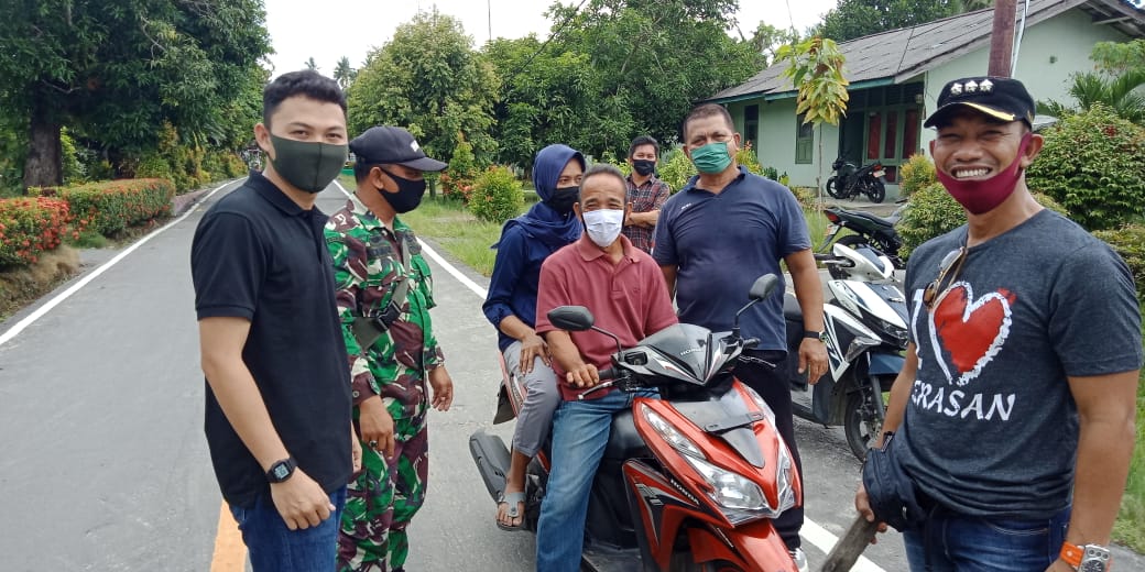 Serda Yusrial Bersama Camat Serasan, Kembali Bagikan Masker Gratis Kepada Masyarakat Serda Yusrial Bersama Camat Serasan, Kembali Bagikan Masker Gratis Kepada Masyarakat