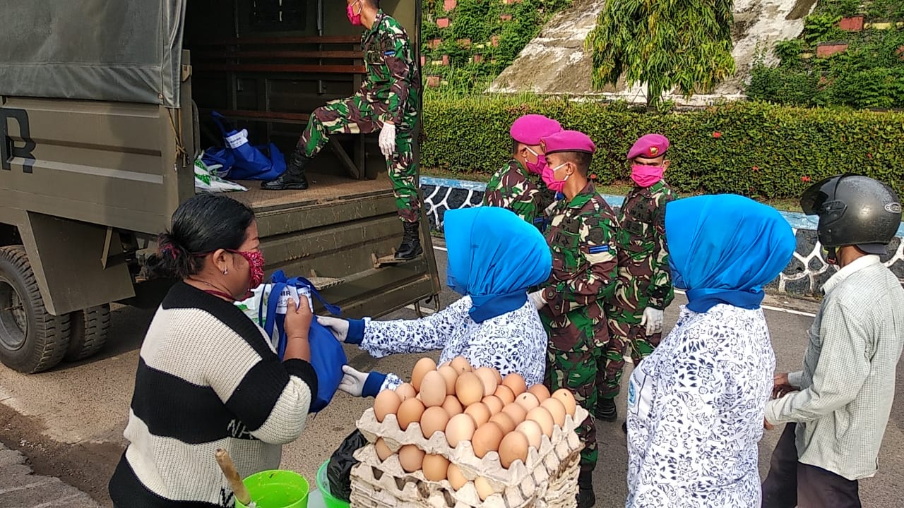 Peduli Dampak Covid-19 Yonmarhanlan IV Bagikan Sembako Kepada Masyarakat Kurang Mampu