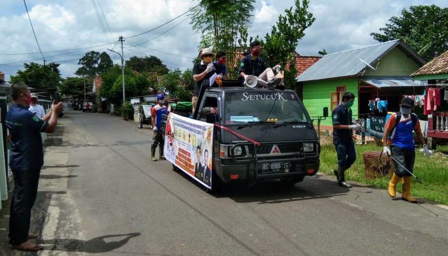 Lawan Covid 19, Karang Taruna Bagikan Masker dan Lakukan Penyemprotan