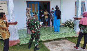 Sertu Saroji Bersama Tim Gugus Tugas Covid-19, Kembali Cek Rutin Warga Binaannya yang di Karantina Sertu Saroji Bersama Tim Gugus Tugas Covid-19, Kembali Cek Rutin Warga Binaannya yang di Karantina