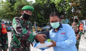 Tukang Ojek dan Tukang Becak Pelabuhan SBP Tanjungpinang Dapat Sembako Dari Koramil 01 – Kodim 0315/Bintan Tukang Ojek dan Tukang Becak Pelabuhan SBP Tanjungpinang Dapat Sembako Dari Koramil 01 – Kodim 0315/Bintan