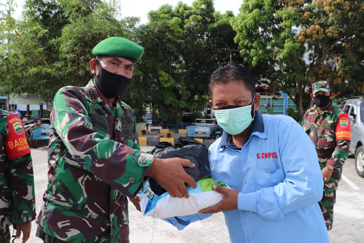 Tukang Ojek dan Tukang Becak Pelabuhan SBP Tanjungpinang Dapat Sembako Dari Koramil 01 – Kodim 0315/Bintan