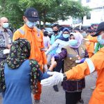 Pemko Bagikan Masker dan Hand Sanitizer Ke Masyarakat Pemko Bagikan Masker dan Hand Sanitizer Ke Masyarakat