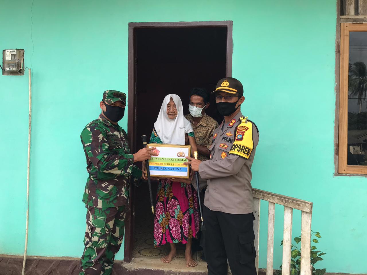 Antisipasi Penyebaran Covid-19, TNI-Polri di Natuna Gelar Bakti Sosial dan Sosialisasi