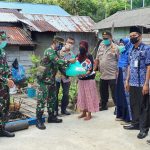 Plh. Danramil 06/Serasan Bersama Instansi Terkait, Bagikan Sembako Kepada Warga Terdampak Covid-19