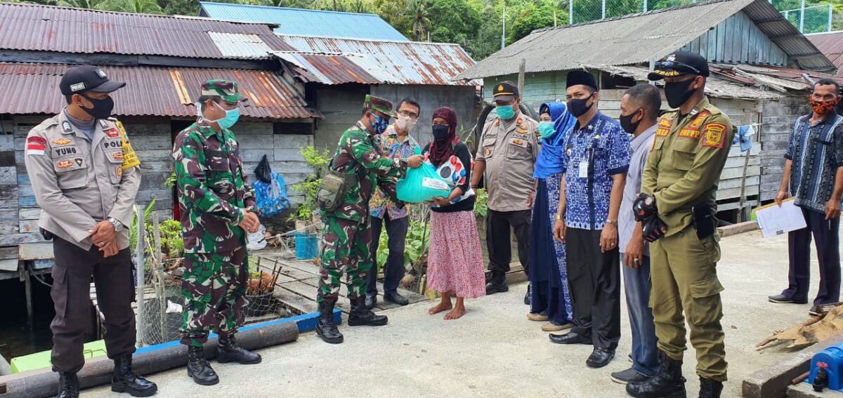 Plh. Danramil 06/Serasan Bersama Instansi Terkait, Bagikan Sembako Kepada Warga Terdampak Covid-19