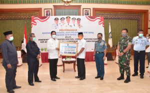 Danlantamal IV Hadiri Penyerahan Bantuan Keuangan, APD, Masker, Rapid Tes dan Hibah Mobil Ambulance Danlantamal IV Hadiri Penyerahan Bantuan Keuangan, APD, Masker, Rapid Tes dan Hibah Mobil Ambulance