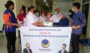 Penyerahan APD dari DPW Nasdem Kepri diwakili oleh Wakil Ketua Bidang Eksekutif, Iwan Kusmawan, dan Wakil Ketua Bidang Kaderisasi dan Pendidikan Politik, Rahma Penyerahan APD dari DPW Nasdem Kepri diwakili oleh Wakil Ketua Bidang Eksekutif, Iwan Kusmawan, dan Wakil Ketua Bidang Kaderisasi dan Pendidikan Politik, Rahma