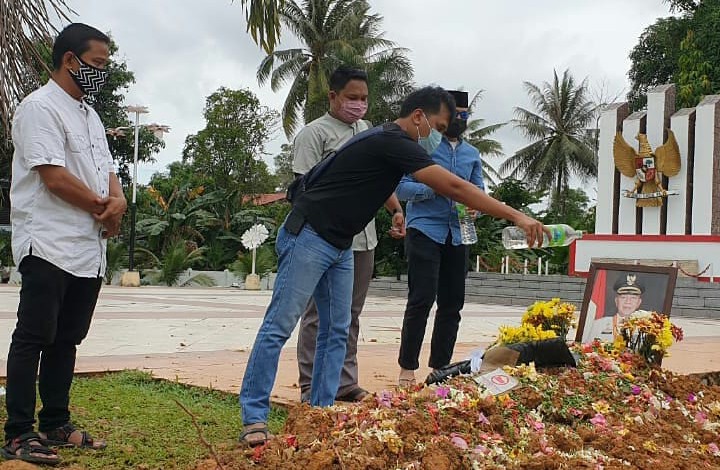 Sejumlah Jurnalis Ziarah ke Makam Walikota Tanjungpinang Sejumlah Jurnalis Ziarah ke Makam Walikota Tanjungpinang