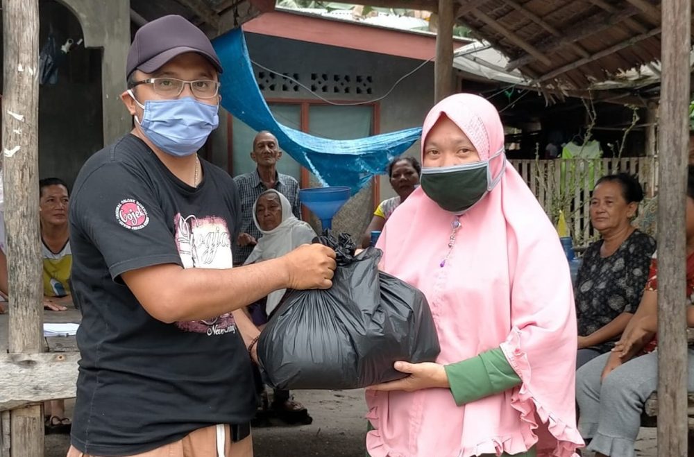 Dampak Covid-19, Kerukunan Keluarga Tionghoa di Perantauan Menyerahkan Bantuan Sembako Kepada Warga Desa Kualaraya