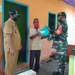 Sertu Saroji Bersama Tim Relawan Covid-19, Bagikan Sembako dan Masker Kepada Warga