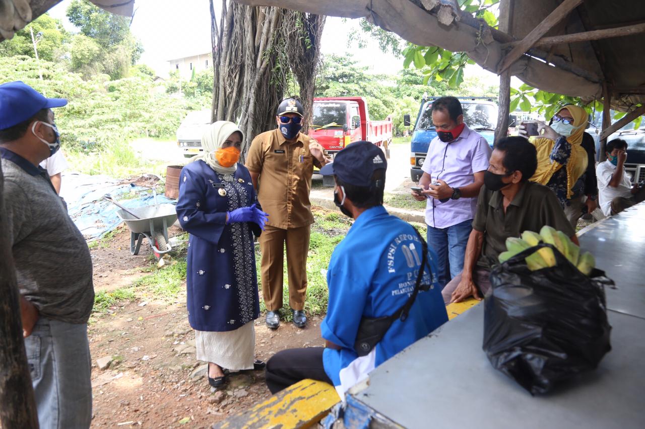 Rahma Tinjau Penerima Bansos Dampak Covid-19 yang Belum Terdata Rahma Tinjau Penerima Bansos Dampak Covid-19 yang Belum Terdata