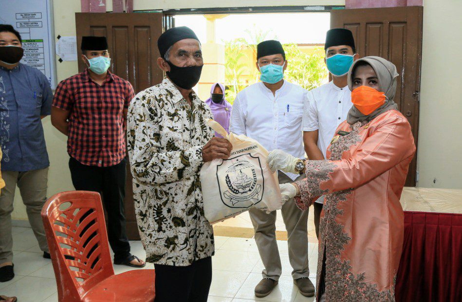 Masyarakat Penerima DTKS Terima Bingkisan Hari Raya Dari Pemko Tanjungpinang Masyarakat Penerima DTKS Terima Bingkisan Hari Raya Dari Pemko Tanjungpinang