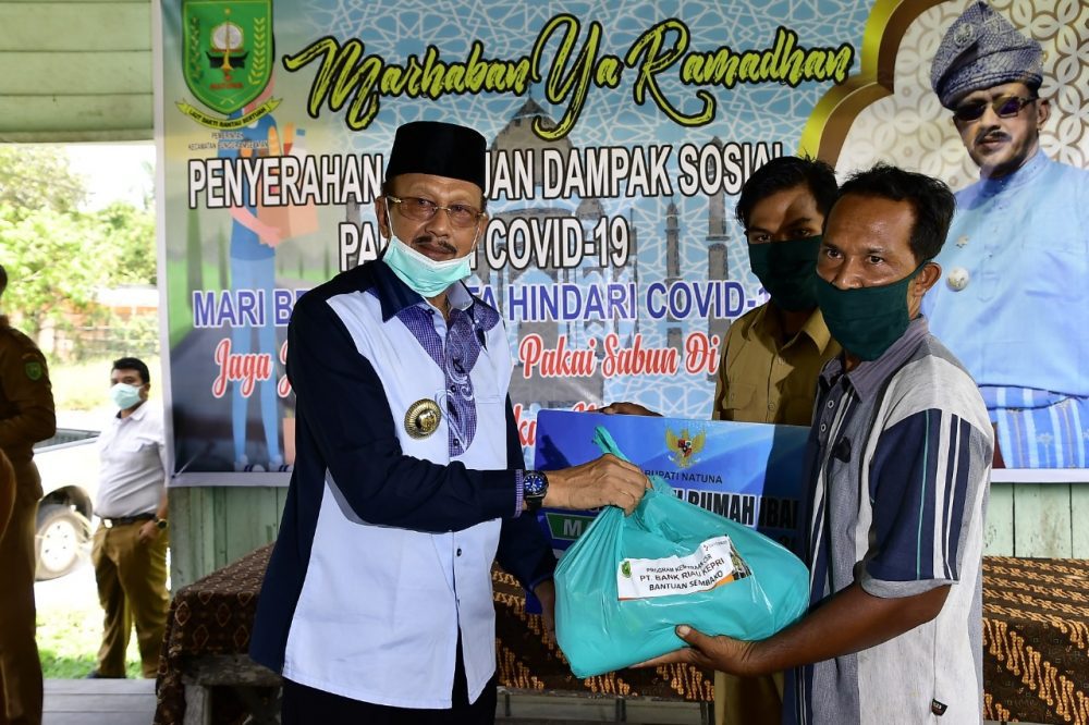 Lagi, Hamid Rizal Serahkan Bantuan Paket Sembako Kepada Warga Terdampak Covid-19