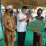Sekda Muba Salurkan BLT Dana Desa Secara Simbolis Kepada Warga Babat Supat
