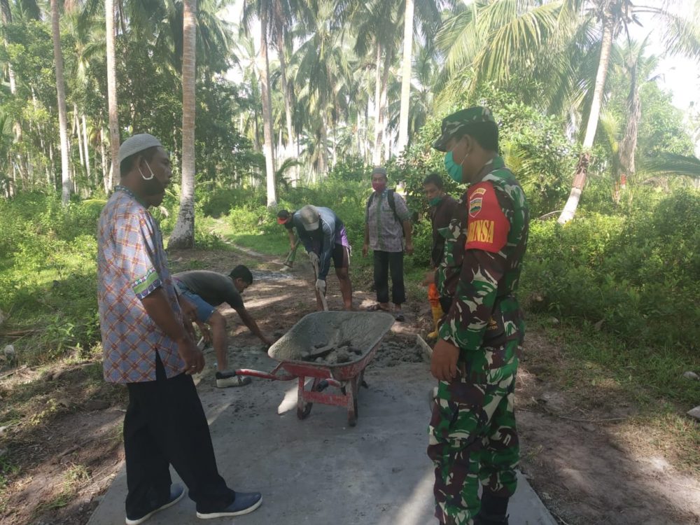 Salut, Babinsa ini Turut Pantau Proses Pengerjaan Proyek DD