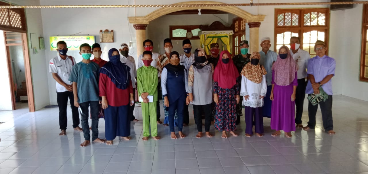 Dampingi Camat Serasan Timur, Peltu Alex Bagikan Bansos Kepada Anak Yatim dan Janda