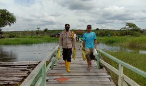 Responsif, Forkopimcam Bayung Lencir Turunkan Bantuan Kepada Masyarakat Terdampak Banjir