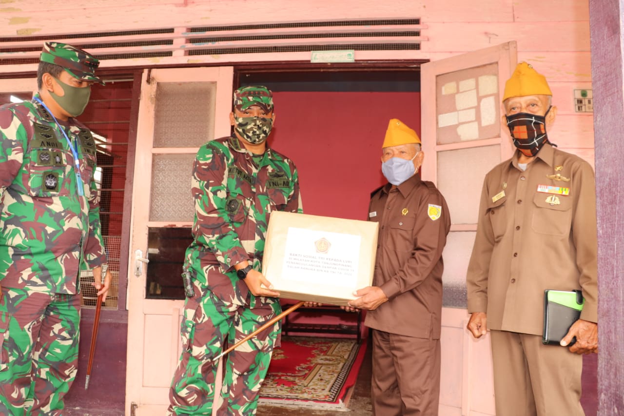 Program BIN KB TNI TA. 2020, Dandim 0315/Bintan Bersama Danlanud RHF Tanjungpinang Berikan Bingkisan Sembako kepada Para Veteran di Kota Tanjungpinang Program BIN KB TNI TA. 2020, Dandim 0315/Bintan Bersama Danlanud RHF Tanjungpinang Berikan Bingkisan Sembako kepada Para Veteran di Kota Tanjungpinang