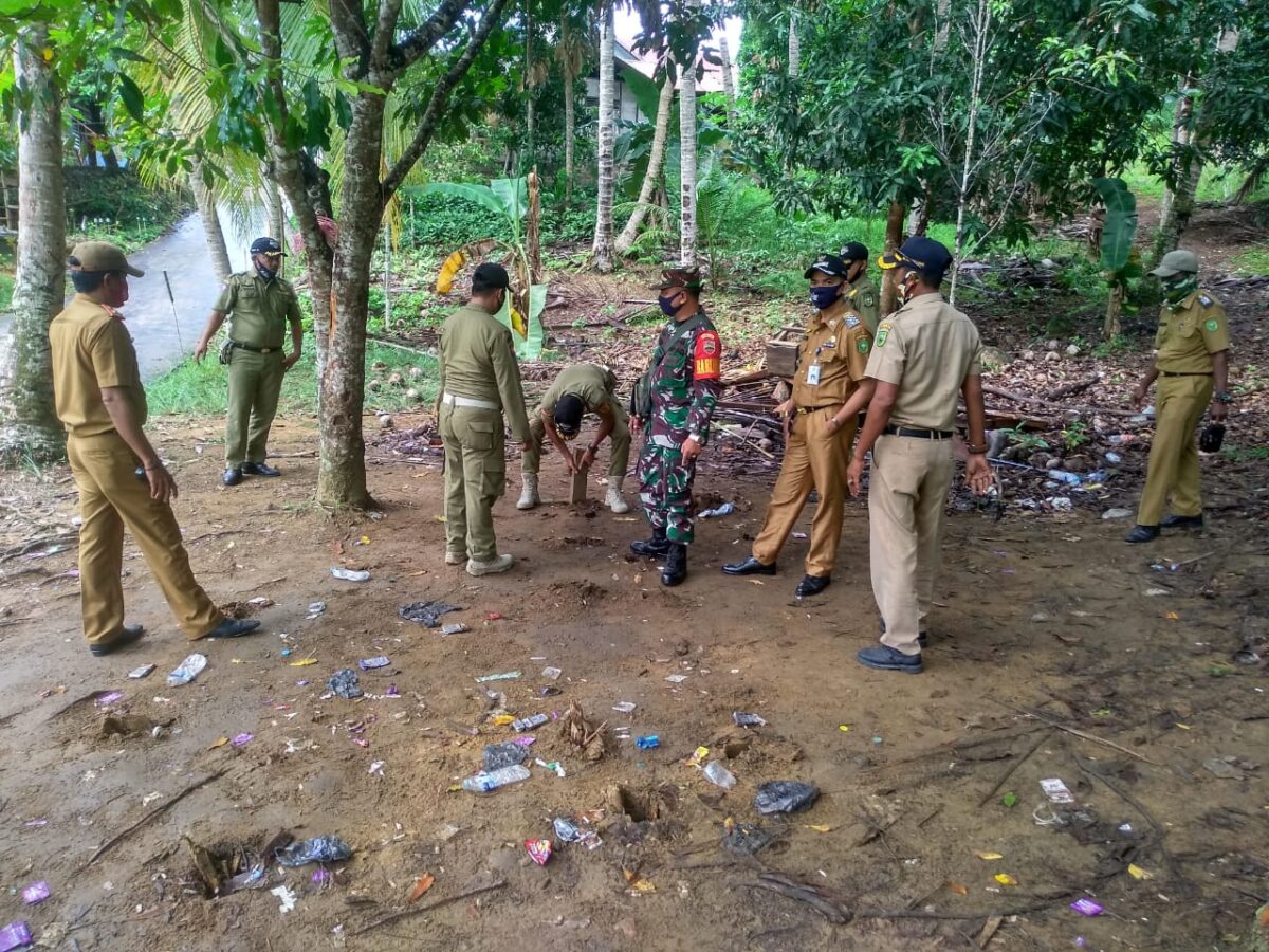 Antispasi Berkumpulnya Para Remaja di Tengah Pandemi Covid-19, Serda Yusrial Bersama Camat Serasan Timur Bongkar Fasilitas Umum