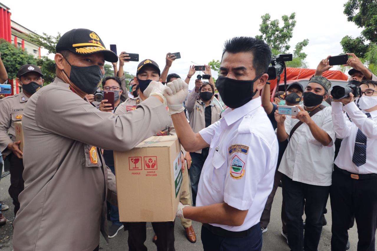TNI-Polri Bersama Yayasan Budha Tzu Chi Berikan Bantuan Ribuan Paket Sembako