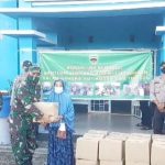 Sambut HUT Kodam I/BB ke-70, Kodim 0315/Bintan melalui Koramil 03/Binut Bagikan 550 Paket Sembako Kepada Warga Terdampak Covid-19