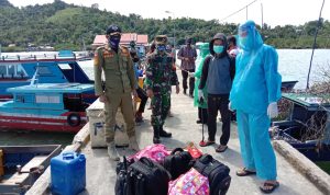 Serda Yusrial Bersama Tim Gugus Tugas, Periksa Kesehatan Warga yang Baru Pulang Berobat Dari Kalbar Serda Yusrial Bersama Tim Gugus Tugas, Periksa Kesehatan Warga yang Baru Pulang Berobat Dari Kalbar