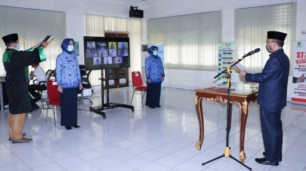 11 Tenaga Kesehatan, Dokter dan Bidan PTT di Muba Disumpah PNS Lewat Vidcon 11 Tenaga Kesehatan, Dokter dan Bidan PTT di Muba Disumpah PNS Lewat Vidcon