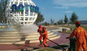 Cegah Penyebaran Covid-19, Damkar Natuna Semprotkan Disinfektan di Fasilitas Umum Cegah Penyebaran Covid-19, Damkar Natuna Semprotkan Disinfektan di Fasilitas Umum