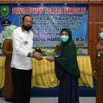 Bupati Natuna Serahkan BLT bagi Masyarakat Terdampak Covid 19