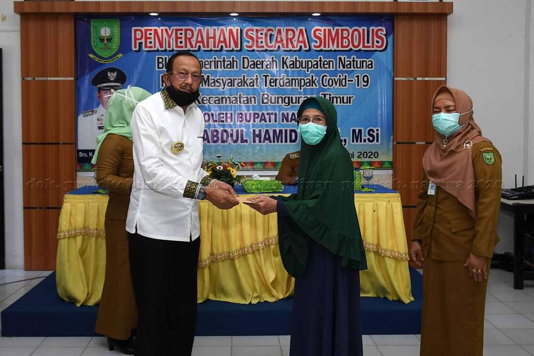Bupati Natuna Serahkan BLT bagi Masyarakat Terdampak Covid 19 Bupati Natuna Serahkan BLT bagi Masyarakat Terdampak Covid 19