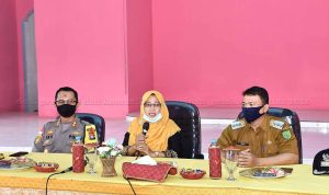 Wabup Ngesti hadiri penyerahan Sembako dan Sosialisasi New Normal Polres Natuna di Kecamatan Pulau Tiga Barat