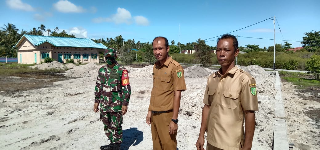 Sertu Saroji, Kembali Laksanakan Komsos Terkait Penggunaan Lapangan Sepak Bola Sertu Saroji, Kembali Laksanakan Komsos Terkait Penggunaan Lapangan Sepak Bola