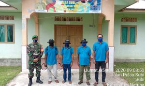 Lawan Covid-19, Sertu Saroji Bersama Relawan Satgas Semprot Disinfektan di Tempat Fasilitas Umum