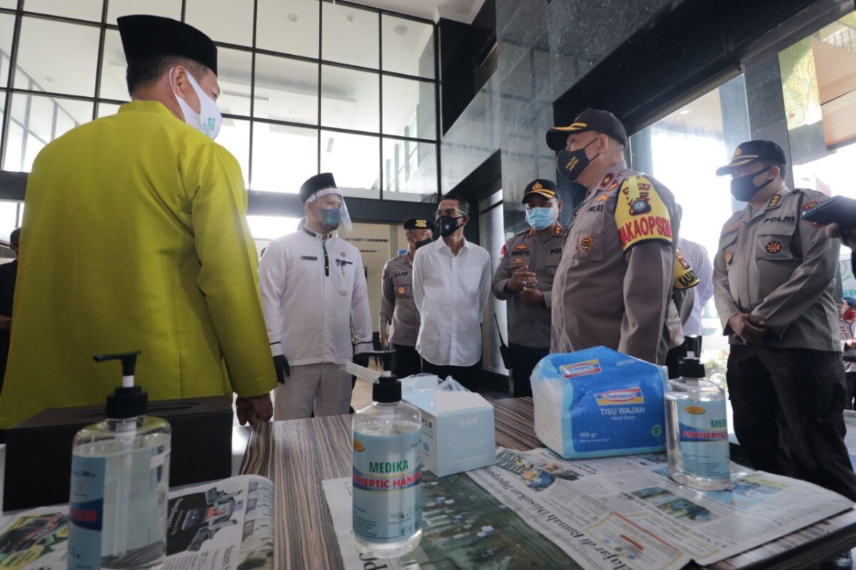 Wakapolda Kepri Cek Sarana Publik Dalam Rangka Menuju Tatanan Kehidupan Normal Baru (New Normal) Wakapolda Kepri Cek Sarana Publik Dalam Rangka Menuju Tatanan Kehidupan Normal Baru (New Normal)