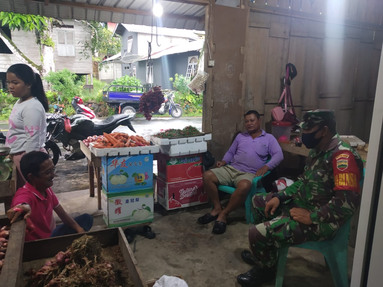 Babinsa Sertu Parsimin, Himbau Pelaku Usaha Tetap Gunakan Masker