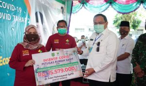 Bupati Muba Kembali Serahkan Insentif Covid-19 ke Tenaga Medis Bupati Muba Kembali Serahkan Insentif Covid-19 ke Tenaga Medis