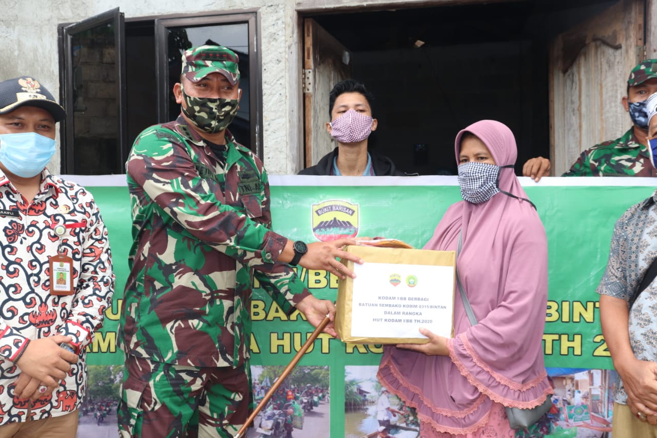 Dalam Rangka HUT Kodam I/BB Ke-70, Kodim 0315/Bintan Bagikan 550 Paket Sembako Kepada Warga Kurang Mampu