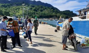 Cek Aktivitas Bongkar Muat di Pelabuhan, Babinsa Parsimin Bersama Anggota Posal Sosialisasikan New Normal