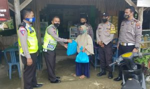 Jumat Berkah, Satlantas Polres Bintan Berbagi Sembako ke Masyarakat Terdampak Covid-19