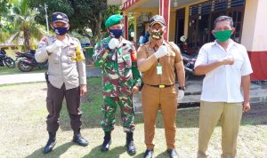 Sertu Parsimin Bersama Instansi Terkait, Lakukan Penyemprotan Disinfektan di Perumahan Camat Serasan