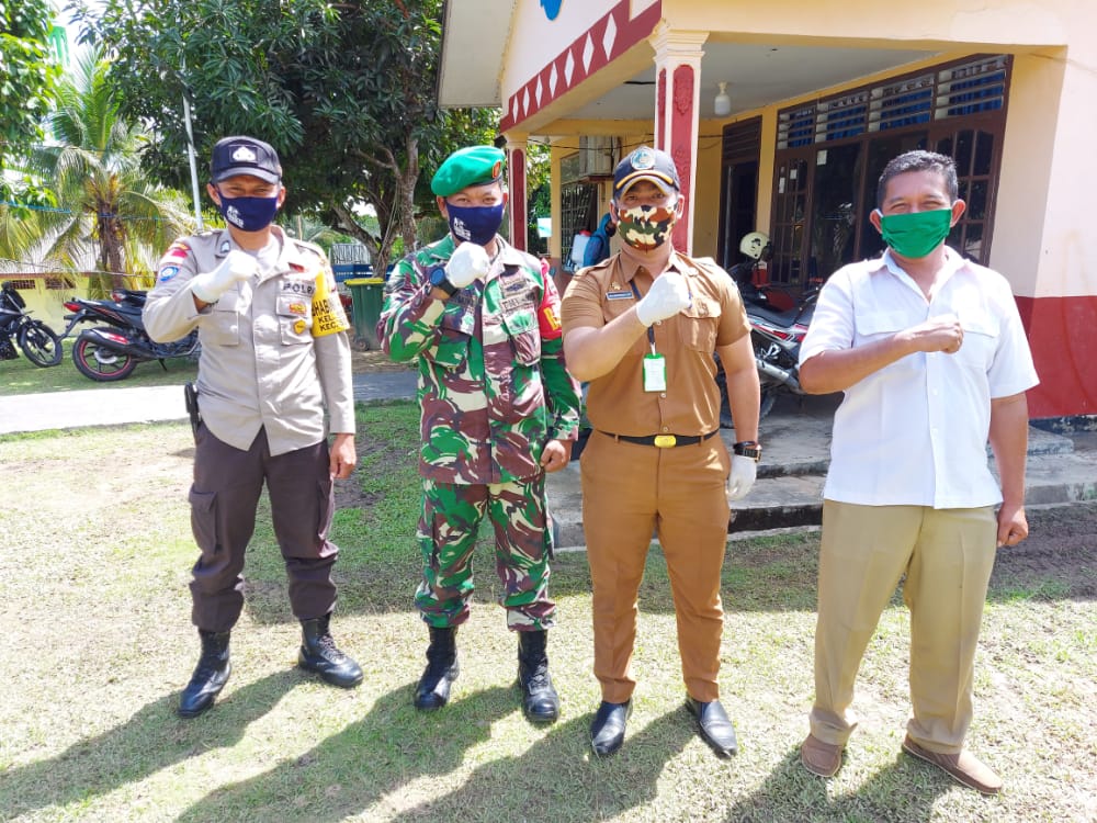 Sertu Parsimin Bersama Instansi Terkait, Lakukan Penyemprotan Disinfektan di Perumahan Camat Serasan Sertu Parsimin Bersama Instansi Terkait, Lakukan Penyemprotan Disinfektan di Perumahan Camat Serasan