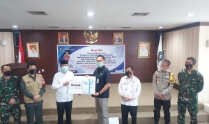 Danlanal Batam Hadiri Penyerahan Alat Kesehatan Bantuan Negara Singapura ke Pemerintah RI Danlanal Batam Hadiri Penyerahan Alat Kesehatan Bantuan Negara Singapura ke Pemerintah RI